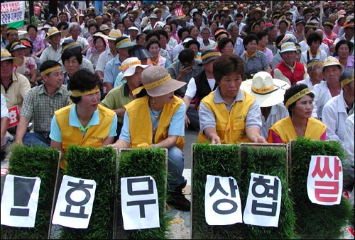 진주시농민단체협의회는 20일 오전 진주농산물도매시장에서 '농민총파업 진주시민한마당' 집회를 가졌다. 